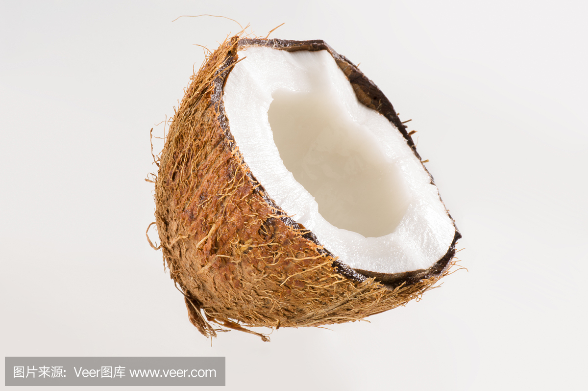 白色孤立背景上的新鮮椰子。