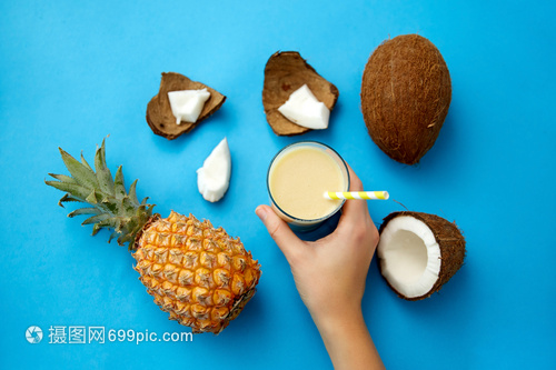 夏日健康之選 手作菠蘿椰子飲，搭配環保紙吸管與藍色風情